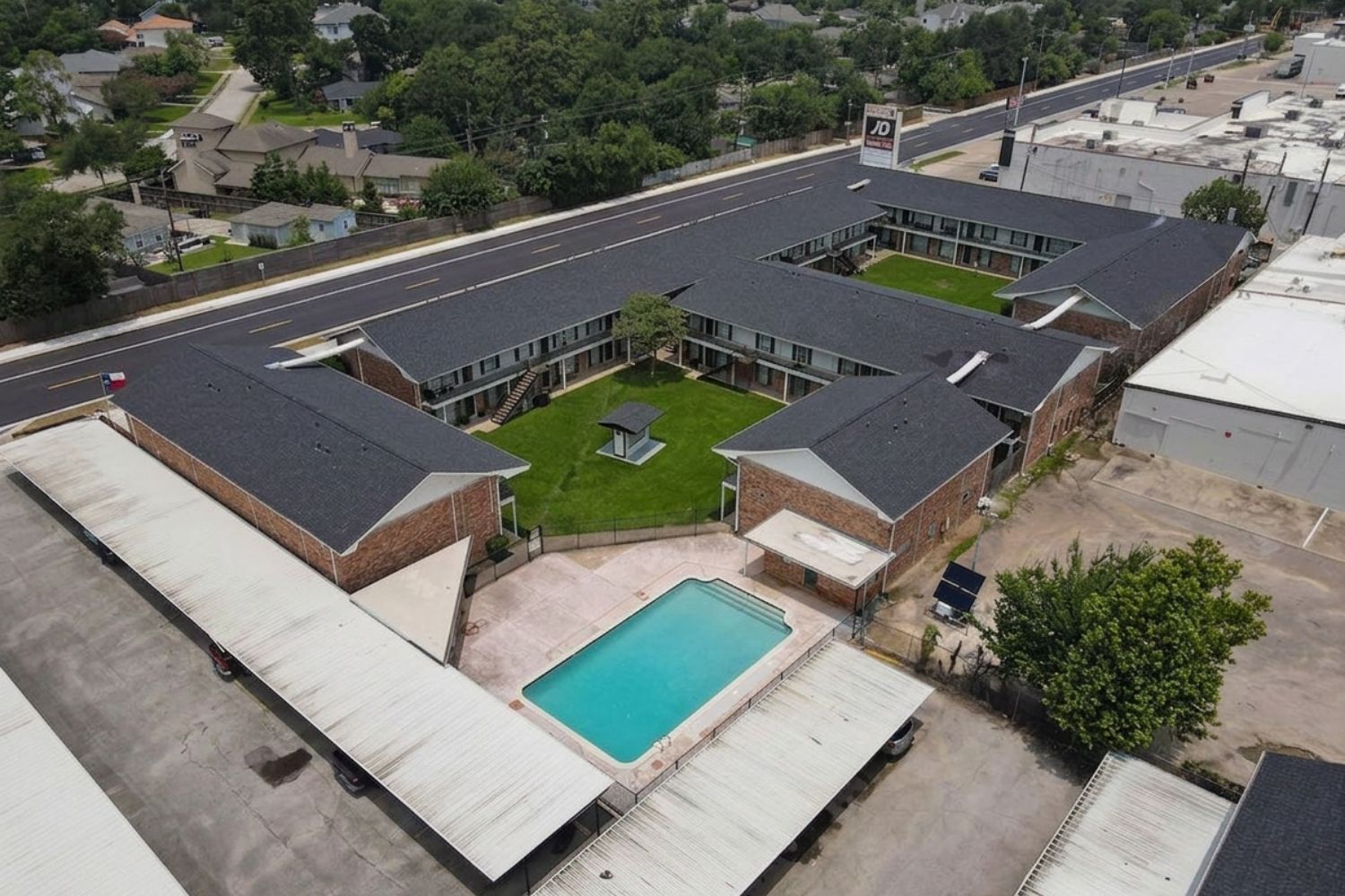 Colonial Apartments photo 4